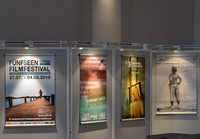 Eine Ausstellung der Festivalplakate zeigte die Vielfalt der bayerischen Festivallandschaft auf. | Foto: Rolf Poss