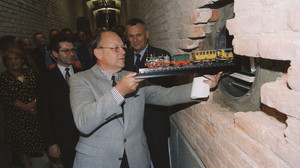 Neuer Grundstein 1998 Der Grundsteinfund im Februar 1998 - Bildarchiv Bayerischer Landtag | Foto Rolf Poss