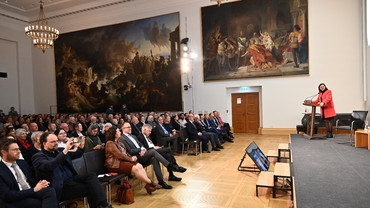 Rund 300 Menschen sind zur Veranstaltung „Der Landtag im Gespräch über Meinungsforschung vs. Meinungsmache“ in den Senatssaal des Maximilianeums gekommen. 