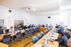Austausch mit den Abgeordneten im Europaausschuss. | Bildarchiv Bayerischer Landtag
