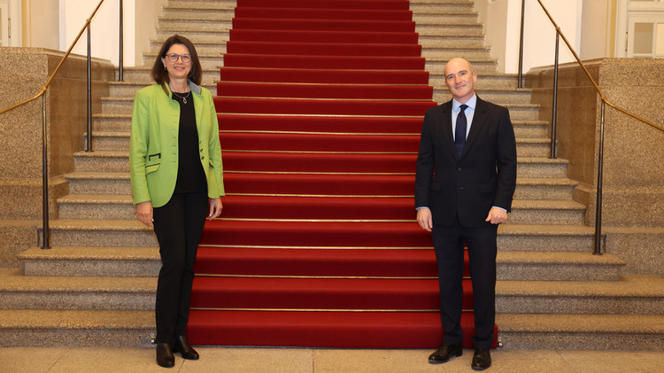 Landtagspräsidentin Ilse Aigner hat den Generalkonsul des Vereinigten Königreichs Großbritannien und Irland zu seinem Antrittsbesuch in der bayerischen Volksvertretung empfangen.