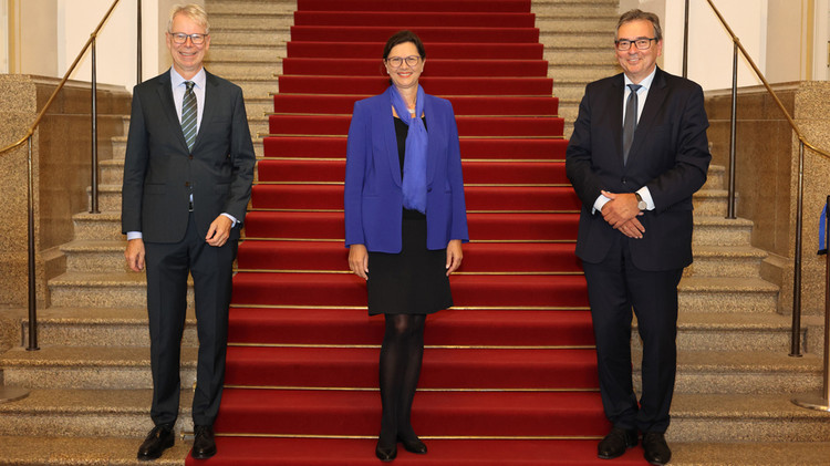 Der neue Präsident des Bayerischen Verfassungsgerichtshofs, Dr. Hans-Joachim Heßler (li.), mit seinem Amtsvorgänger Peter Küspert (re.) stehen neben Landtagspräsidentin Ilse Aigner.