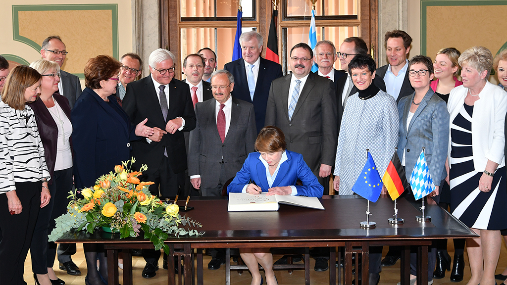 Ehrenbuch des Bayerischen Landtags | Foto: Rolf Poss