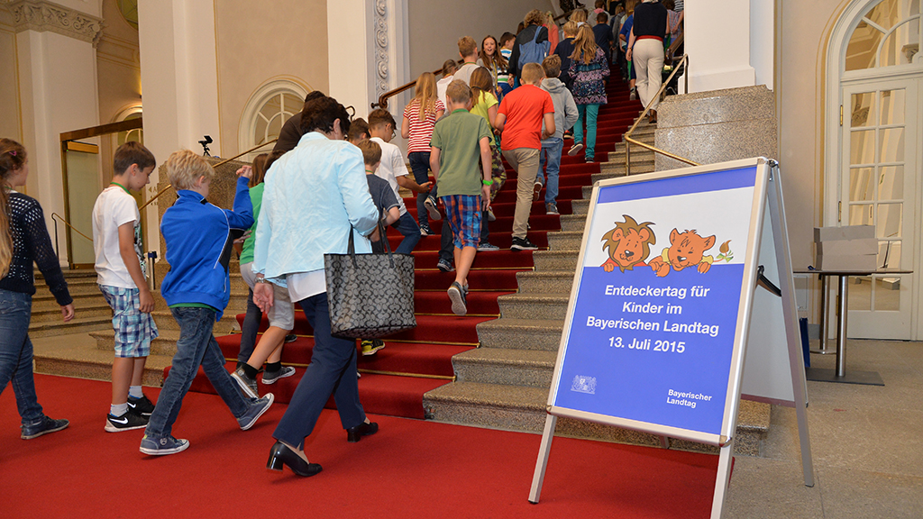 Mit großer Spannung ging es von der Friedrich-Bürklein-Halle die große Treppe hoch. | Foto: Rolf Poss
