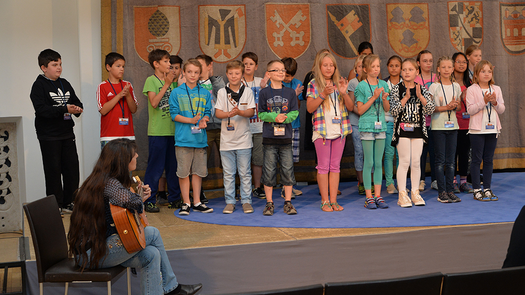 Die Schulklasse aus Dillingen machte den musikalischen Auftakt für die Veranstaltung im Senatssaal. | Foto: Rolf Poss