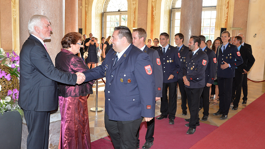 Ehrenamtliche der Feuerwehr beim Defilee | Foto: Rolf Poss