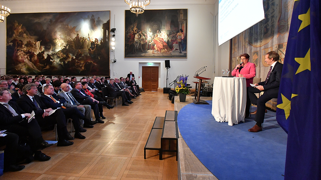 Podiumsdiskussion und Begrüßung durch Landtagspräsidentin Barbara Stamm | Foto: Rolf Poss
