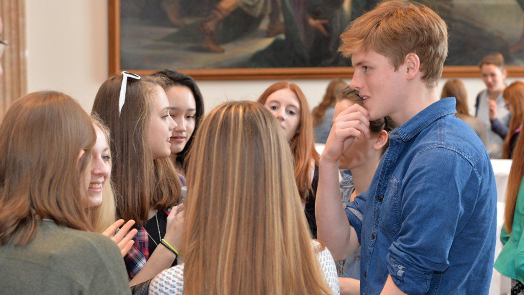 Schülerinnen und Schüler diskutierten im Steinernen Saal | Foto: Rolf Poss