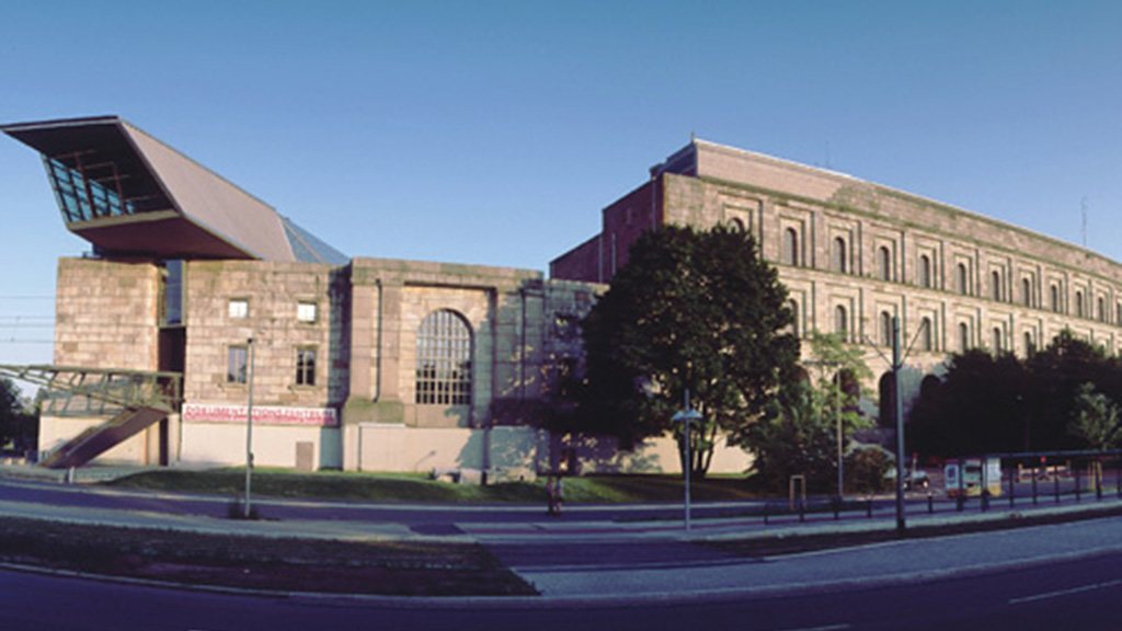 Blick auf das Dokumentationszentrum Reichsparteitagsgelände und die Kongresshalle