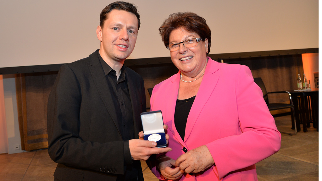 Christian Friedel mit der Landtagsmedaille in Silber | Foto: Rolf Poss