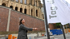 Landtagpräsidentin Ilse Aigner beim Hissen der weißen Fahne | Bildarchiv Bayerischer Landtag