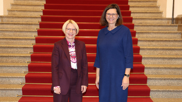 Landtagspräsidentin Ilse Aigner mit Botschafterin Livia Leu