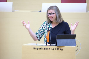Prof. Barbara Thiessen am Redepult