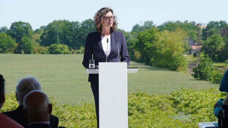 Landtagspräsidentin Ilse Aigner beim Gedenkakt anlässlich des 25. Jahrestags des Zugunglücks in Eschede. 