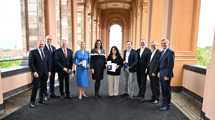 | Foto: Rolf Poss Bei der Feierstunde im Maximilianeum war auch das Präsidium des Landtags stark vertreten - von links: die Vizepräsidenten Dr. Wolfgang Heubisch (FDP), Alexander Hold (FREIE WÄHLER), Karl Freller (CSU), Ordensträgerin Susanne Klatten, Landtagspräsidentin Ilse Aigner (CSU), Ordensträger Claudia Dalla Torre und Michael "Bully" Herbig und die Vizepräsidenten Markus Rinderspacher (SPD), Thomas Gehring (BÜNDNIS 90/DIE GRÜNEN) sowie Präsidiumsmitglied Walter Taubeneder (CSU)