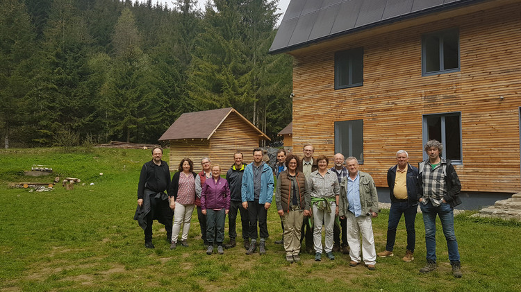 Die Delegation beim Umweltbildungszentrum Richita, mit dabei die Abgeordenten Patrick Friedl (BÜNDNIS 90/DIE GRÜNEN), Ruth Müller (SPD), Christoph Skutella (FDP), Dr. Petra Loibl (CSU), Alexander Flierl (CSU), Ausschussvorsitzende Rosi Steinberger (BÜNDNIS 90/DIE GRÜNEN), Klaus Steiner (CSU) und Ralf Stadler (AfD) 