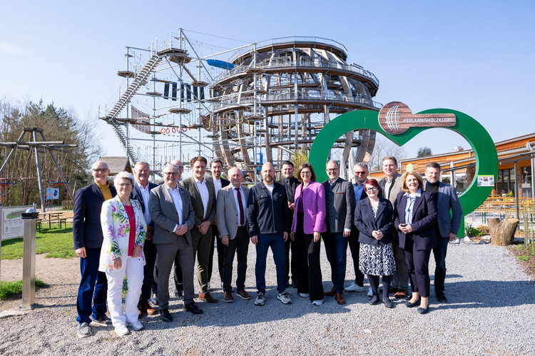 Das Landtagspräsidium vor der Holzkugel in Steinberg am See. Mit dabei unter anderem Landtagspräsidentin Ilse Aigner (CSU), Vizepräsident Ludwig Hartmann (BÜNDNIS 90/DIE GRÜNEN), Vizepräsident Markus Rinderspacher (SPD), Martina Gießübel (CSU), Andreas Jäckel (CSU) und Verena Osgyan (BÜNDNIS 90/DIE GRÜNEN).