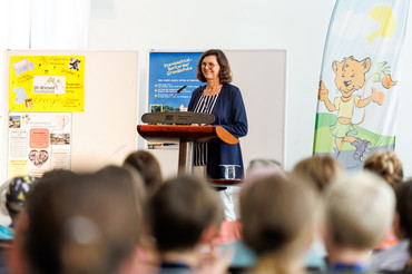 | Foto: Matthias Balk Landtagspräsidentin Ilse Aigner bei der Begrüßung der Schülerinnen und Schüler