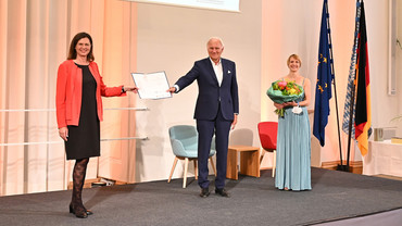 Gewinner des 1. Preises: Improtheater, München. Landtagspräsidentin Ilse Aigner überreichte die Urkunde an Dr. Jürgen Peters und Christina Maria Schmiedel