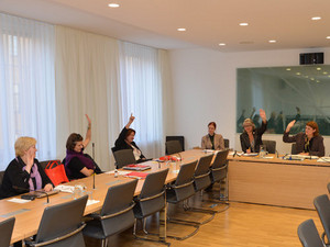 Bild: Bei der Wahl der neuen Vorsitzenden (v.l.): Petra Dettenhöfer (CSU), Dr. Simone Strohmayr (SPD), Eva Gottstein (FREIE WÄHLER), Brigitte Meyer (FDP) und Claudia Stamm (Bündnis 90/Die Grünen). | Foto: Rolf Poss