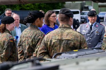 Die Präsidentin führte mehrere Gespräche mit Soldaten aller Laufbahngruppen.