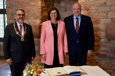 Vor der Verleihung trug sich Präsidentin Ilse Aigner im Beisein von Oberbürgermeister Marc Weigel (li.) und Christoph Göbel, Vorsitzender des Landesverbands der Pfälzer in Bayern e.V. (re.), noch in das Goldene Buch der Stadt Neustadt an der Weinstraße ein.