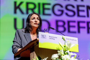 Festrednerin Düzen Tekkal betonte: "Der wahre Frieden ist der, den wir jeden Tag aufs Neue erschaffen – durch unser Handeln, unsere Werte, unsere Verantwortung.“