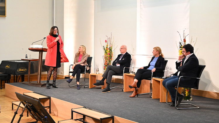 Landtagspräsidentin Ilse Aigner begrüßte Moderatorin Birgit Kappel, Dr. Edmund Stoiber, Gwendolin Jungblut und Prof. Dr. Thorsten Faas auf dem Podium bei "Landtag im Gespräch".