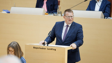 Bayerns Polizei stärken: Einigkeit im Ziel, Unterschiede im Vorgehen