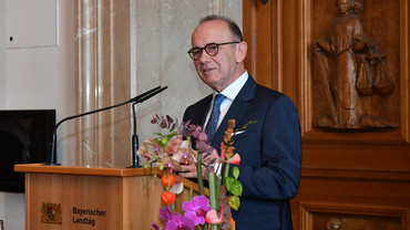 Vor einigen Tagen konnte Landtagsdirektor Peter Worm seinen 65. Geburtstag begehen, heute fand im Maximilianeum ein Empfang zu seinen Ehren statt.