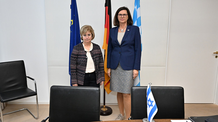 Landtagspräsidentin Ilse Aigner mit der israelischen Generalkonsulin Talya Lador-Fresher