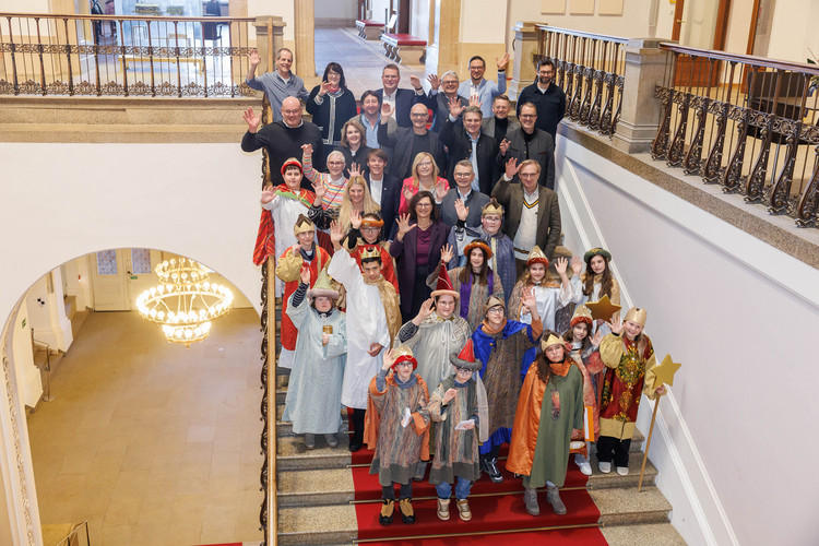 Mit dabei beim Besuch der Sternsinger waren neben Landtagspräsidentin Ilse Aigner (CSU) auch I. Vizepräsident Tobias Reiß (CSU), Vizepräsident Markus Rinderspacher (SPD), die Präsidiumsmitglieder Martina Gießübel (CSU), Andreas Jäckel (CSU), Felix Freiherr von Zobel (FREIE WÄHLER), der SPD-Fraktionsvorsitzende Holger Grießhammer, der Vorsitzende des Ausschusses für Umwelt und Verbraucherschutz Alexander Flierl (CSU), der Stv. Vorsitzende der CSU-Fraktion Prof. Dr. Winfried Bausback und weitere Abgeordnete des Bayerischen Landtags. 