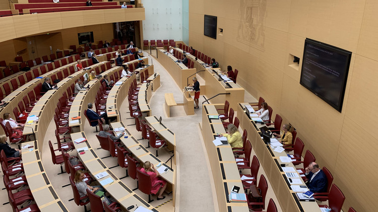 Foto des Plenums bei der letzten Aktuellen Stunde vor der Sommerpause 2020 auf Vorschlag der SPD zum Thema "Rückschlag für die Gleichberechtigung verhindern: Frauenrechte in der Corona-Krise stärken!"