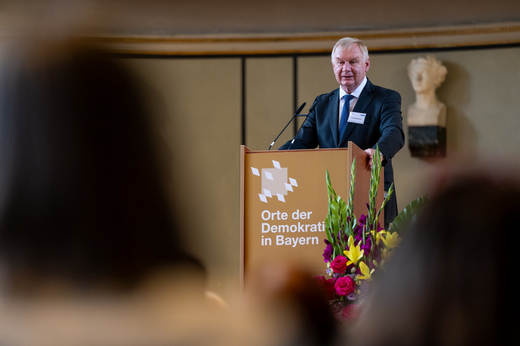 Prof. Dr. Ferdinand Kramer - Vorsitzender des Wissenschaftlichen Beirats des Projekts „Orte der Demokratie in Bayern“ - übernahm die Einführung in das Kolloquium und hielt zum Abschluss einen Vortrag zum Thema "Erneuerung demokratischer politischer Kultur in Bayern 1945-1949".
