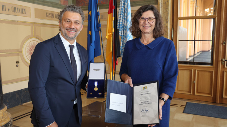 Der Tenor Jonas Kaufmann erhielt die hohe Würdigung für den großartigen Beitrag, den er zum kulturellen Leben in Bayern leistet.