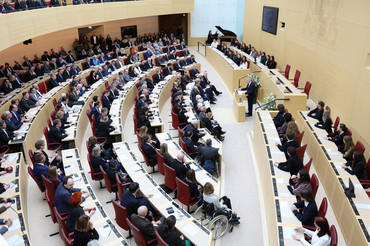 Karl Freller am Rednerpult. | Bildarchiv Bayerischer Landtag