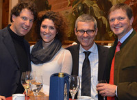 v.l. Moderator Adrian Prechtel (Abendzeitung) mit Begleitung Raffaela Zerilli, Moderator Markus Aicher (BR) und der Oberaudorfer Bürgermeister Hubert Wildgruber. | Foto: Rolf Poss