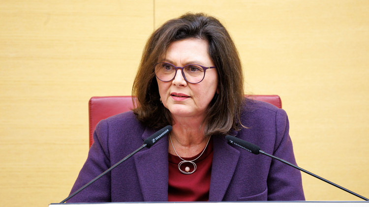 Landtagspräsidentin Ilse Aigner bei ihren Schlussworten in der Plenarsitzung am 15. Dezember 2022