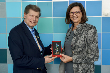 Landtagspräsidentin Ilse Aigner mit Brian Patrick Kennedy, einem langjährigen Mitglied der NCSL, der bereits mehrere herausgehobene Positionen in der Organisation innehatte.
