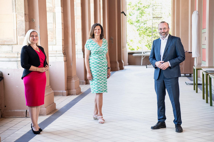 Nach dem Arbeitstreffen: Melanie Huml, Ilse Aigner und Manfred Weber (v. l. n. r.).