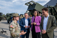 Landtagspräsidentin Ilse Aigner (CSU), I. Vizepräsident Tobias Reiß (CSU) und Vizepräsident Ludwig Hartmann (BÜNDNIS 90/DIE GRÜNEN) informierten sich auf dem NATO-Truppenübungsplatz Grafenwöhr. 