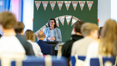 Landtagspräsidentin Ilse Aigner freute sich sehr über den Einsatz der Jugendlichen für die Demokratie. | Foto: Lennart Preiss