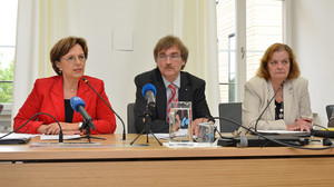 Im Sozialausschuss (v.l.): Sozialministerin Emilia Müller, Ausschussvorsitzender Joachim Unterländer (CSU) und seine Stellvertreterin Angelika Weikert (SPD). | Foto: Rolf Poss