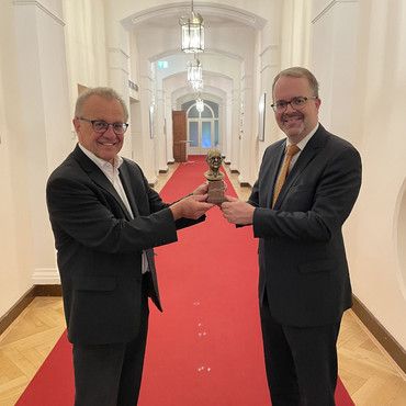 Vizepräsident Thomas Gehring bei der Übergabe der Statue an Vizepräsident Markus Rinderspacher. 