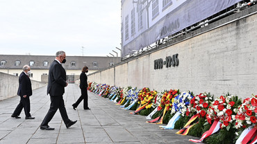 Der KZ-Überlebende Abba Naor, Innenminister Joachim Herrmann und Landtagspräsidentin Ilse Aigner (v.l.) bei der Kranzniederlegung in der Gedenkstätte in Dachau