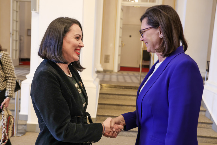 Landtagspräsidentin Ilse Aigner und die neue Generalkonsulin der Republik Rumänien, Miheia-Mălina Diculescu-Blebea