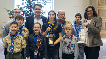 Landtagspräsidentin Ilse Aigner nimmt Friedenslicht aus Bethlehem entgegen
