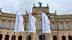 „Weiße Fahnen für Frieden und Freiheit“ an der Westfassade des Maximilianeums | Bildarchiv Bayerischer Landtag