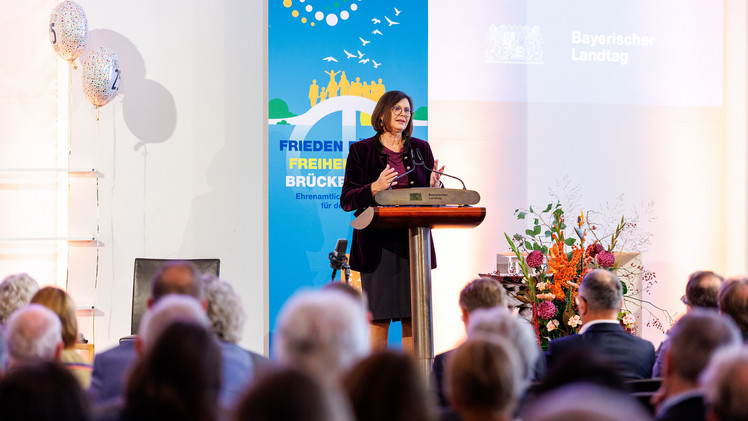 Landtagspräsidentin Ilse Aigner dankte in ihrer Rede den Preisträgerinnen und Preisträgern herzlich für ihr wichtiges Engagement. | Foto: Matthias Balk
