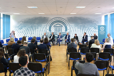Die Mitglieder des Landtagspräsidiums diskutierten währenddessen an der Universität Sarajevo mit Studierenden und Mitgliedern von Jugendräten über Zukunftsthemen und Friedenssicherung.